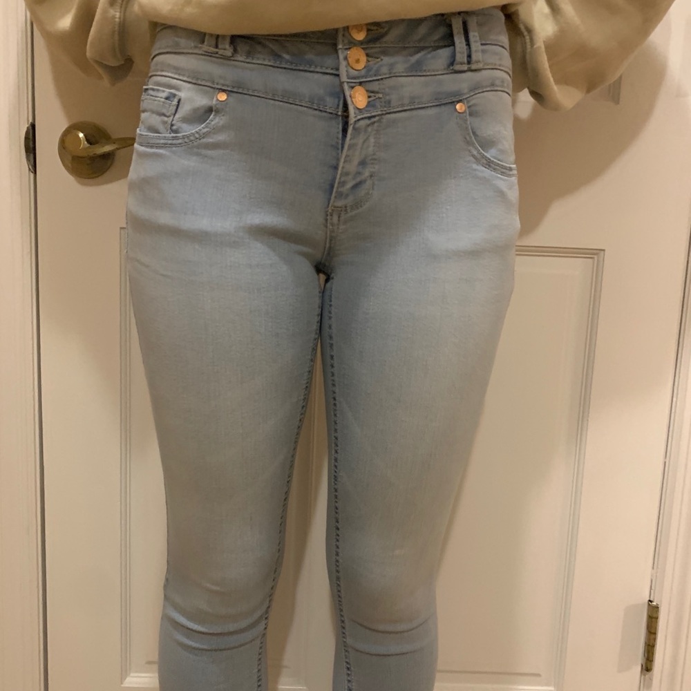 Light wash trendy jeans